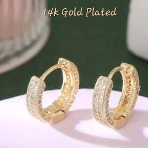 Gorgeous 14k gold-plated. Simulated stones NWT Fast Ship.